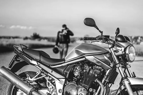 Черно Белый Снимок Мужчины Байкера Спортивном Мотоцикле Открытом Воздухе Дороге — стоковое фото