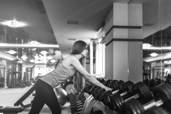 Mooie Jonge Dame Met Lang Haar Training Sportschool Jonge Vrouw — Stockfoto