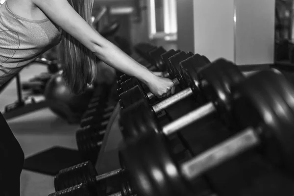 Mooie Jonge Dame Met Lang Haar Training Sportschool Jonge Vrouw — Stockfoto