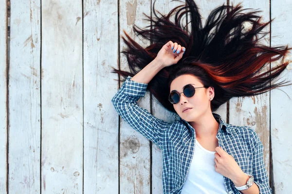 Menina Morena Bonita Óculos Sol Relaxante Chão Madeira — Fotografia de Stock