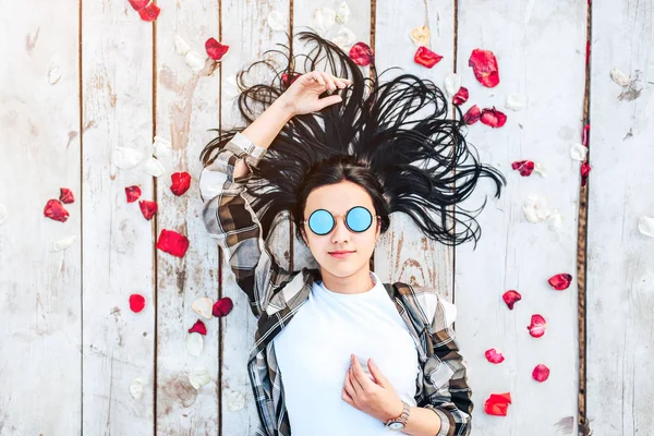 Mooie Brunette Meisje Zonnebril Ontspannen Houten Vloer Met Rode Rozenblaadjes — Stockfoto