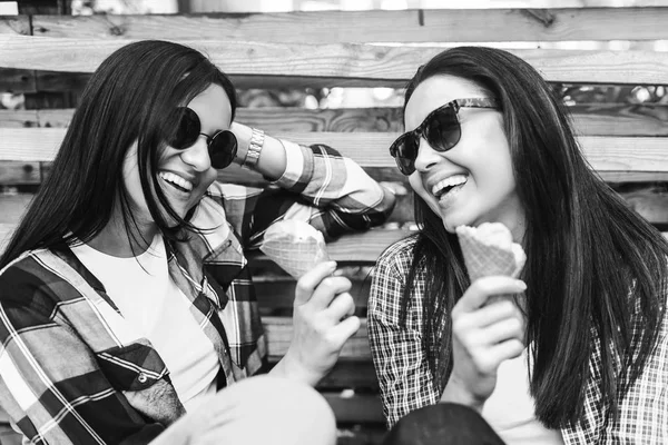 Twee Mooie Brunette Vrouwen Buitenshuis Eten Van Ijs — Stockfoto