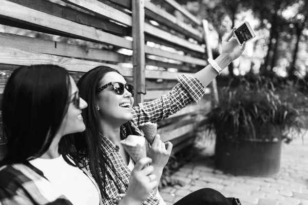 Duas Mulheres Bonitas Comendo Sorvete Fazendo Selfie — Fotografia de Stock