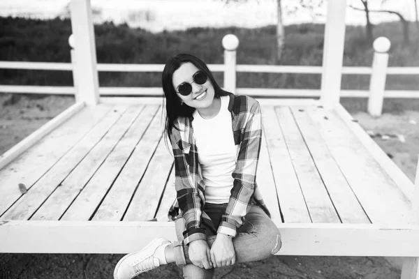 Pretty Brunette Girl Relaxing Outdoor Park — Stock Photo, Image