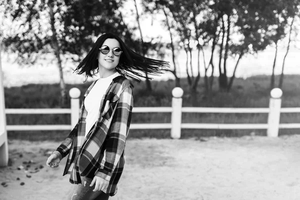 Mignon Rire Fille Avoir Amusant Plein Air Dans Parc — Photo