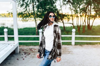 Kız içinde güneş gözlüğü gülüyor iyi eğlenceler açık parkta