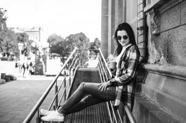 Soğuk kahve açık içme oldukça esmer kadın