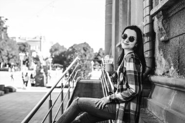 soğuk kahve açık içme güzel esmer kadın