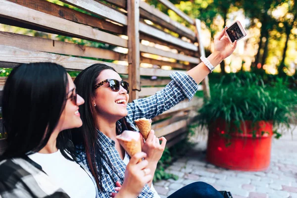 Deux Belles Femmes Mangeant Crème Glacée Faisant Selfie — Photo