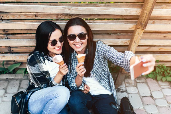 Twee Vrouwen Eten Van Ijs Het Maken Van Selfie Mode — Stockfoto