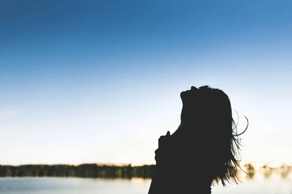Silhuetten Den Unga Kvinnan Med Blå Himmel Bakgrund — Stockfoto