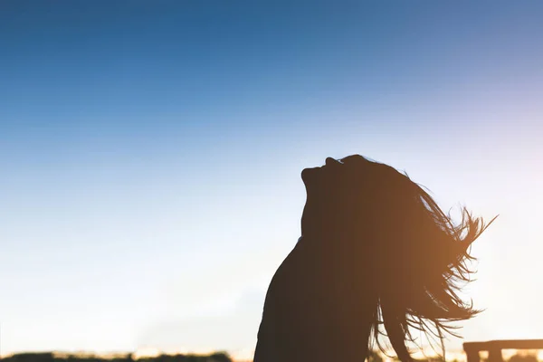 Silhouet Van Jonge Vrouw Met Blauwe Lucht Achtergrond — Stockfoto