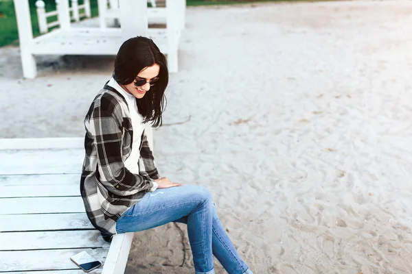Junge Attraktive Brünette Frau Sitzt Auf Holzboden Und Entspannt Freien — Stockfoto