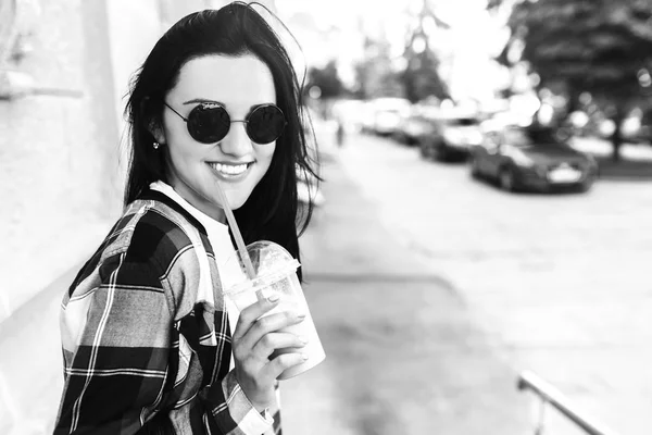屋外の冷たいコーヒーを飲む美しいブルネットの女性 — ストック写真