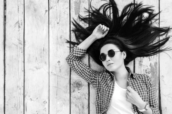 Brunette Meisje Ontspannen Houten Vloer Buiten — Stockfoto