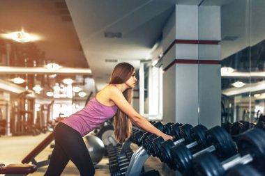Spor uzun saç eğitim ile sportif seksi kız