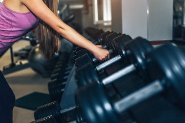 Oldukça sportif kız spor salonunda eğitim