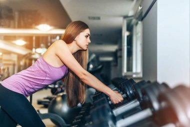 Spor uzun saç eğitim ile sportif seksi kız