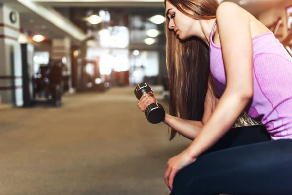 Bella Ragazza Sportiva Con Formazione Dei Capelli Lunghi Palestra — Foto Stock