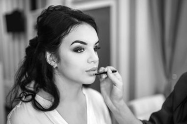 Genç gelin makyaj daha önce düğün töreni salonda üzerinde