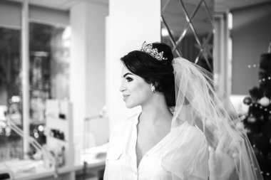 Genç gelin düğün töreni önce salonda portresi