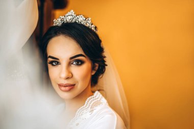 Düğün töreni önce pansuman yukarıya gelin gülümseyen