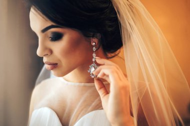 gelin düğün töreni önce lüks küpe koyarak