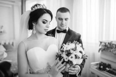 İhale genç gelin ile damat gelinlik görünümünü