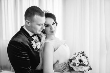 İhale genç gelin ile damat gelinlik görünümünü