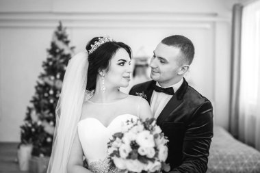 İhale genç gelin ile damat gelinlik görünümünü