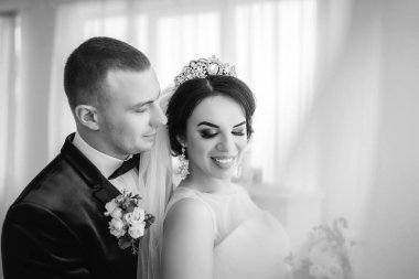 İhale genç gelin ile damat gelinlik görünümünü