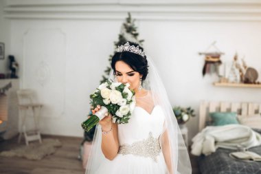 zarif elbise düğün buket tutan genç gelin