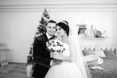 Genç gelin damat lüks iç ile poz zarif gelinlik 