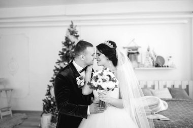 Genç gelin damat lüks iç ile poz zarif gelinlik 