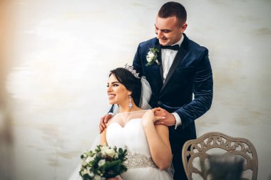 Genç gelin damat lüks iç ile poz zarif gelinlik 