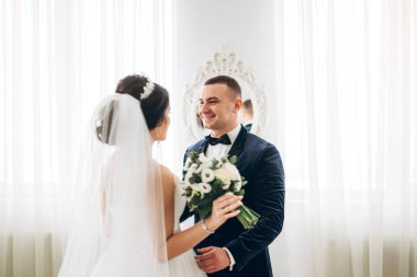 Genç gelin damat lüks iç ile poz zarif gelinlik 