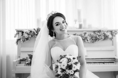 Genç gelin düğün buket piyano cephesinde poz ile