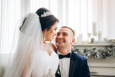 Genç gelin damat lüks iç ile poz zarif gelinlik 