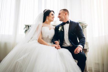 Genç gelin damat lüks iç ile poz zarif gelinlik 