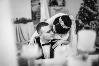 Genç gelin damat lüks iç ile poz zarif gelinlik 