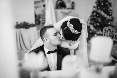 Damat şefkatle genç gelin gelinlik içinde öpüşme