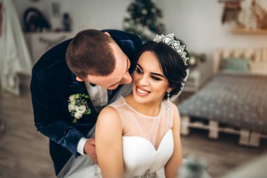 Genç gelin damat lüks iç ile poz zarif gelinlik 