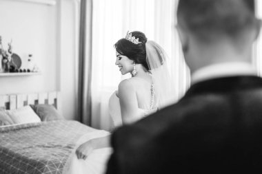 Genç gelin damat lüks iç ile poz zarif gelinlik 