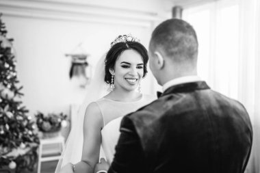 Genç gelin damat lüks iç ile poz zarif gelinlik 