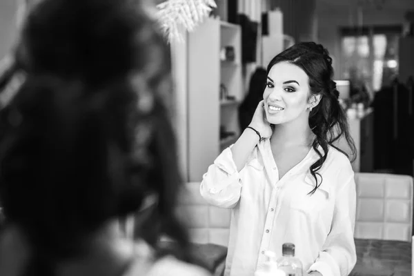 Giovane Sposa Sul Trucco Nel Salone Prima Della Cerimonia Nuziale — Foto Stock