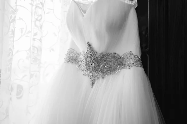 Elegantní Svatební Šaty Visí Místnosti Nevěsty — Stock fotografie