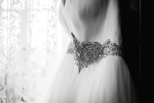 Elegantes Hochzeitskleid Hängt Bräutelzimmer — Stockfoto