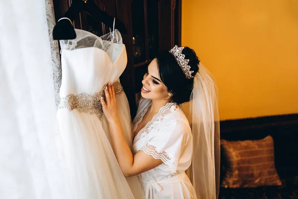Noiva Sorridente Vestir Antes Cerimônia Casamento — Fotografia de Stock
