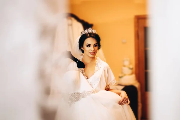 Lächelnde Braut Verkleidet Sich Vor Der Trauung — Stockfoto