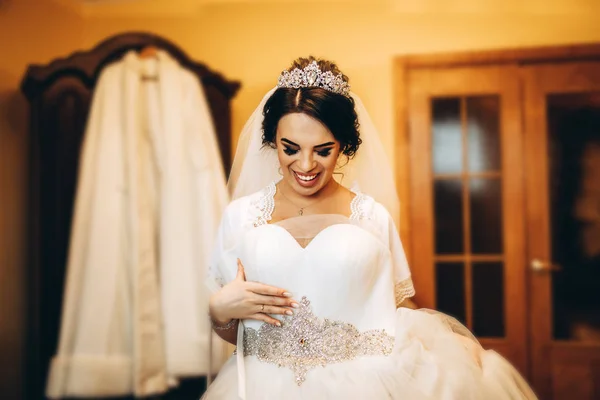 Noiva Sorridente Vestir Antes Cerimônia Casamento — Fotografia de Stock